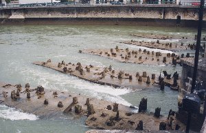 Fondations des moulins du pont du March de Meaux (Clich M. Paulet, Service Navigation de la Seine)